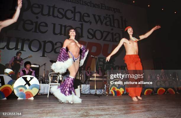 Leicht bekleidet tanzen Mitglieder des Balletts Olivier Briac aus Paris am 26. März 1979 beim Bundesparteitag der CDU in der Kieler Ostseehalle.