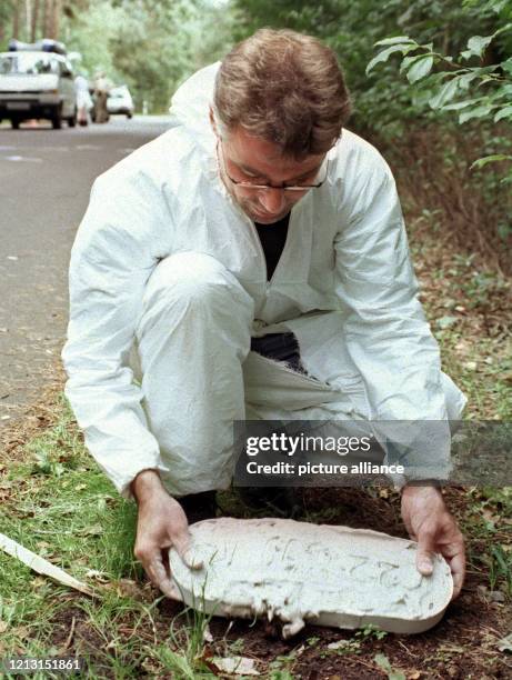 Ein Polizeibeamter nimmt am 22.8.1999 in einem Waldstück bei Barme einen Gipsabguss von einem Fußabdruck in der Nähe des Tatortes. Am Morgen war hier...