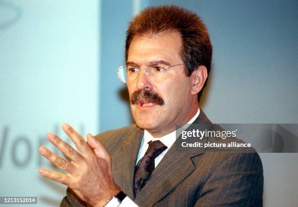 Robert Hoog, Präsident von Siemens Computer Systems, am 24.8.1999 auf einer Pressekonferenz in Frankfurt. Der Vertrag zwischen Fujitsu Limited und...