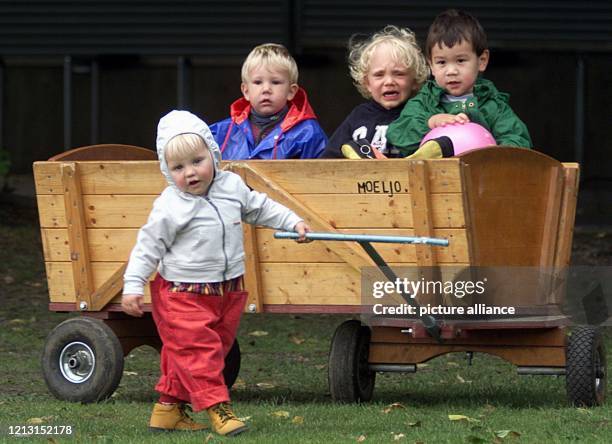 Die kleine Hannah zieht am 19.8.1999 in Köln bei kühlen 18 Grad einen Bollerwagen über die Wiese. Ihren Freunden Fabian, Luke und Heinrich scheint es...