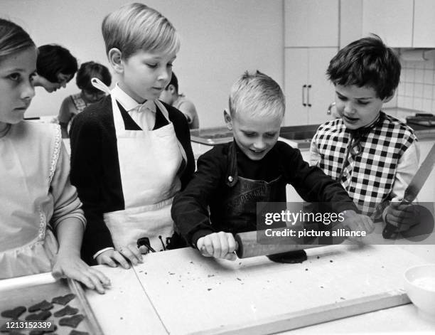Kinder beim vorweihnachlichen Plätzchen backen in der Lehrküche der Frankfurter Main-Gaswerke in Frankfurt am Main, .