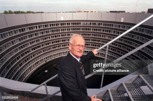 Hamburgs Polizeipräsident Justus Woydt steht am 18.8.1999 auf einer Stahltreppe über dem Innenhof des neuen Polizeipräsidiums in Hamburg- Alsterdorf....