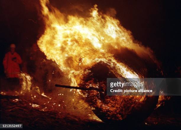 Insgesamt sechs brennende Osterräder rollen am 4. April 1999 in Lügde im Weserbergland vom Osterberg einen rund 700 Meter langen Abhang ins Tal...