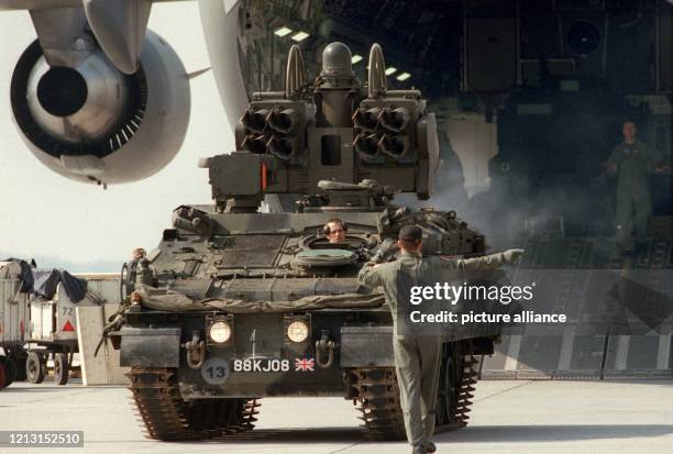 Britische Luftabwehr-Panzer vom Typ "Stormer" werden am 1. April 1999 auf dem Flughafen Hannover-Langenhagen in ein US-"Starlifter"-C...