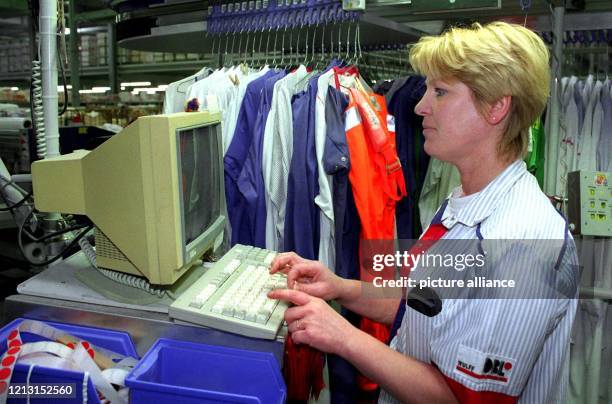 Martina Spreemann am 29. März 1999 in Kiel bei der Qualitätssicherung der Miet-Berufsbekleidung in der Firma Wulff. Vor dem Hintergrund anhaltend...