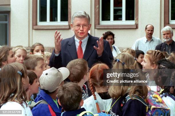 Der hessische Ministerpräsident Roland Koch wird am 16.8.1999 in der Meisterschule in Frankfurt-Sindlingen von Schülerinnen und Schülern umringt. Der...