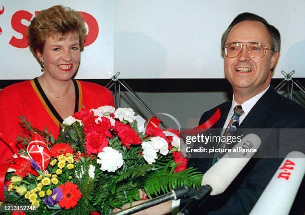 Hessens Ministerpräsident Hans Eichel am 19.2.1995 als strahlender Sieger der Landtagswahl in Wiesbaden, an seiner Seite Ehefrau Karin. Der...