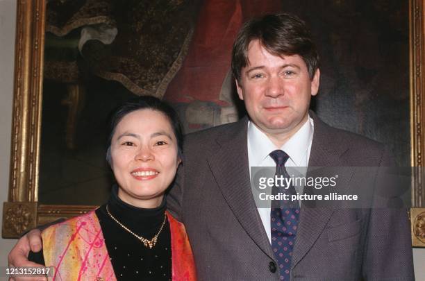 Die japanische Pianistin Kayoko und ihr deutscher Ehemann, der Cellist Thomas Beckmann, sitzen am 30.3.1999 bei der Verleihung der...