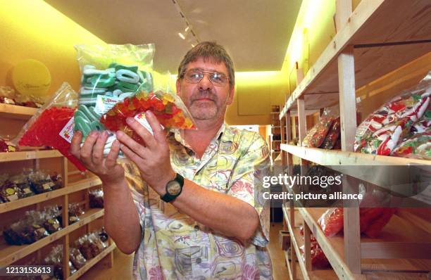 Gummibärchen und Fruchtgummi in allen Farben und Geschmacksrichtungen bietet der Lübecker Edelbert Koch am 29.7.1999 in seinem Laden "Bärentreff" an....