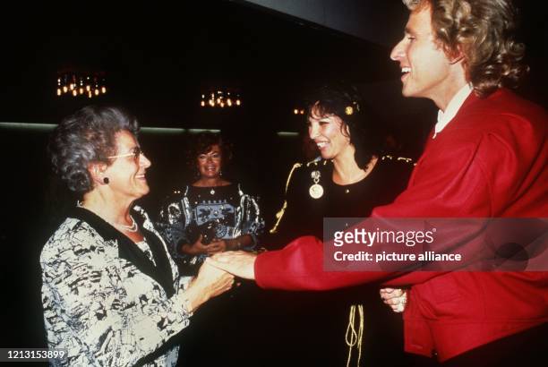 Thomas Gottschalk mit seiner Mutter Rutila und seiner Frau Thea am 26.9.1987 nach einer "Wetten, dass...?"-Sendung aus Hof. Die Mutter von...
