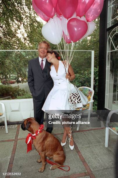 Klausjürgen Wussow und seine Ehefrau Yvonne Viehöver am 22.8.1992 während ihrer Hochzeits-Nachfeier auf der Terrasse des Hamburger Hotels...