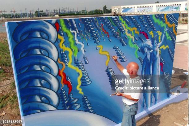 Der elsässische Künstler Daniel Dyminski vollendet am 4.8.1999 auf dem Gelände des Wasserkraftwerkes der EDF am Rhein zwischen Breisach und...