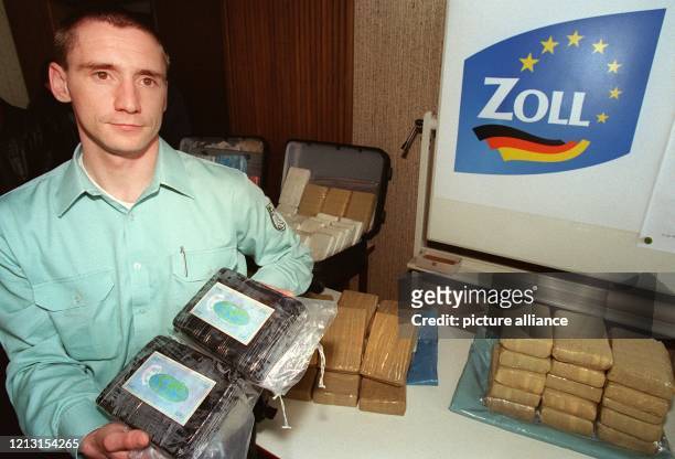 Ein Zollbeamter präsentiert am 26. April 1999 auf einer Pressekonferenz der Oberfinanzdirektion in Frankfurt am Main Teile einer beschlagnahmten...