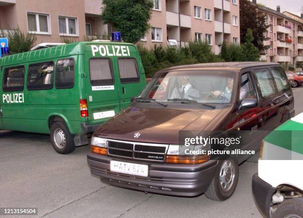 Ein Leichenwagen fährt am 1.8.1999 in Hagen an einer Polizeiabsperrung vorbei. Ein türkischer Drogenhändler hat eine 41-jährige Frau vor den Augen...