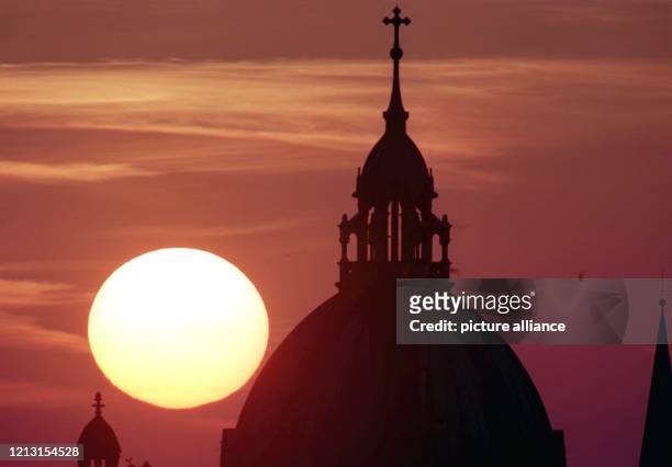 Sonnenuntergang am 29.7.1999 hinter der St. Anna-Kirche im Münchner Stadtteil Lehel. Auch in den nächsten Tagen bleibt es laut Wettervorhersage...