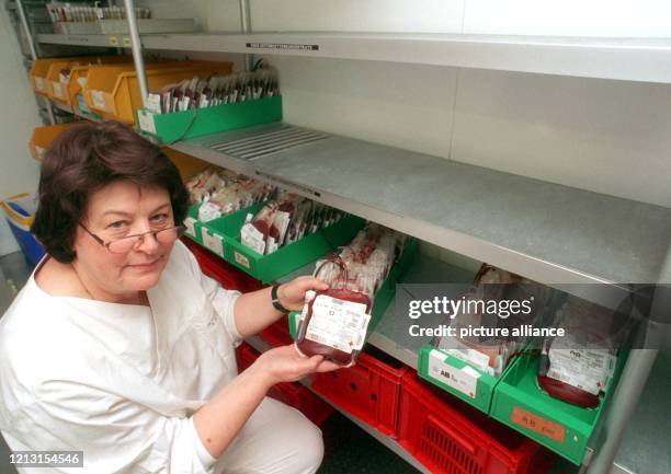 Edith Gruneberg, Versandleiterin des Blutspendeinstituts in Kassel, zeigt am 28.7.1999 die wenigen noch zur Verfügung stehenden Blutkonserven. Einige...