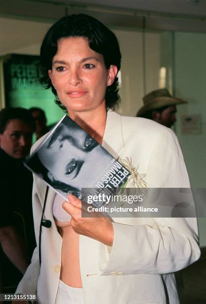 Mit dem Ausstellungsbuch in der Hand läuft Supermodel Linda Evangelista am 30.7.1999 im Düsseldorfer NRW-Forum durch die Retrospektive von...