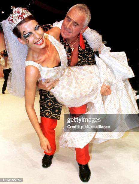 Albernd trägt Prinz Frederic von Anhalt am 31.7.1999 in Düsseldorf die Schauspielerin Giulia Siegel in einem Brautkleid über den Laufsteg. Für den...