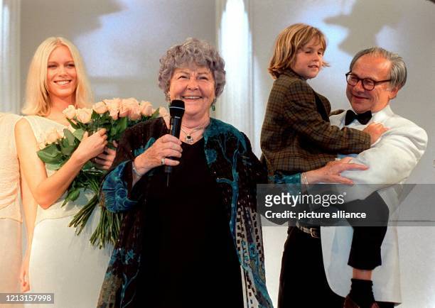 Gutgelaunt spricht die Verlegerin und Modemacherin Aenne Burda am 28.7.1999 bei der Feier zu ihrem 90. Geburtstag in Baden-Baden zu ihren Gästen,...