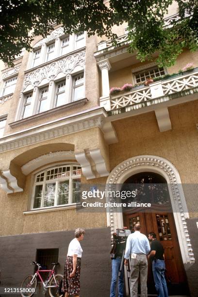 In diesem Wohnhaus im Schildweg im Münchner Stadtteil Schwabing wurde TV-Star Walter Sedlmayr am 15.7.1990 mit einem Küchenmesser getötet . Der als...