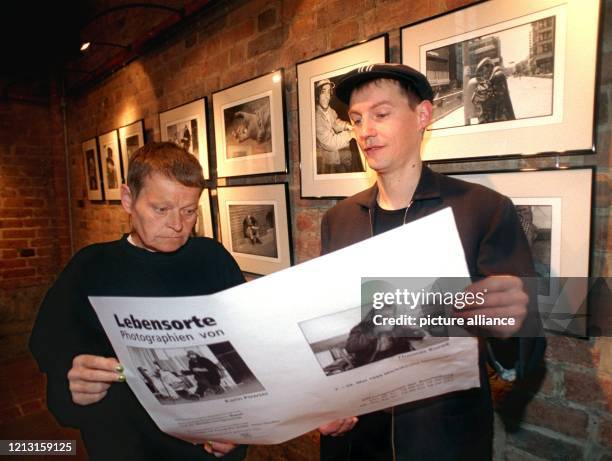 In der Marktkirche in Hannover stehen die freie Fotografin Karin Powser und Sozialarbeiter Thomas Kurek am 6. 51999 vor ihren Fotos, die hier bis...