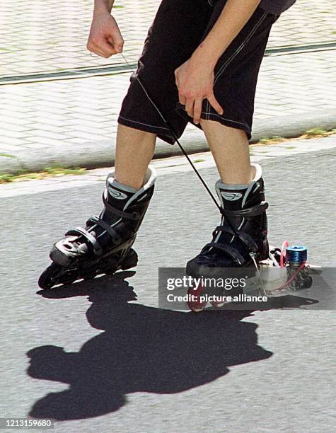 Auf seinen "motorisierten" Roller-Blades rauscht Julius Schrenk, ein 15jähriger Realschüler aus Kreuzwertheim, am 18.7.1999 durch den Ort. Gekostet...