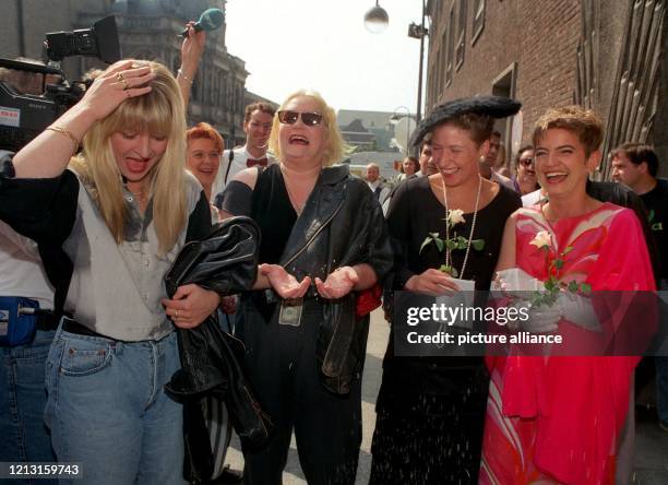 Cornelia Scheel, Hella von Sinnen, Betina Trost und Monika Glöcklhofer feiern am 19. August 1992 ihre symbolische Eheschließung vor dem Kölner...