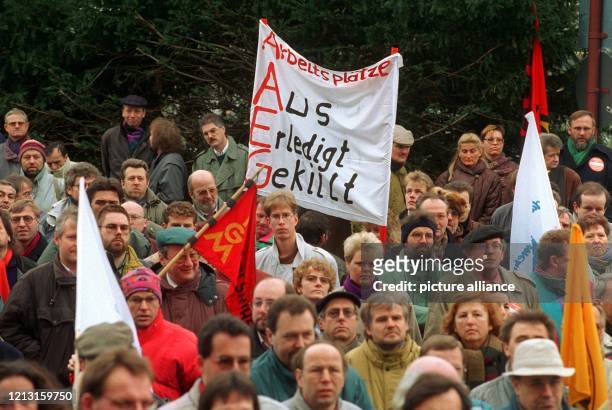 Mehrere hundert AEG-Beschäftigte aus allen Teilen der Bundesrepublik Deutschland demonstrieren am 8. Dezember 1993vor der Frankfurter Konzernzentrale...