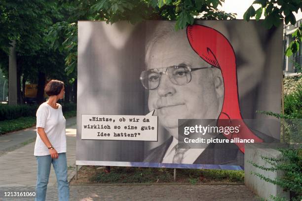 Eine junge Frau passiert am 10.8.1994 in Bonn ein Wahlplakt der SPD, auf dem die "Rote Socken"-Wahlwerbung der CDU karikiert wird. Es zeigt...