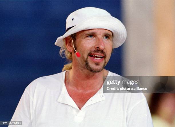 Im Freizeitlook mit Sommerhut zeigt sich der TV-Entertainer Thomas Gottschalk am 16.7.1999 bei der Generalprobe zu seiner Fernsehshow "Wetten,...