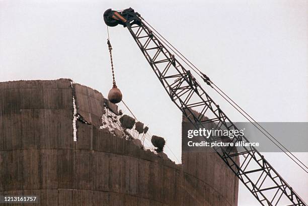 Der Stromkonzern PreussenElektra AG beginnt am 11. November 1996 mit dem Abriss einer der beiden Kühltürme des stillgelegten Atomkraftwerkes...