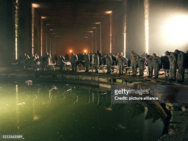 Während der Generalprobe zum Karl-Kraus-Stück "Die letzten Tage der Menschheit" am 2. Juni 1999 im ehemaligen U-Boot Bunker "Valentin" in...