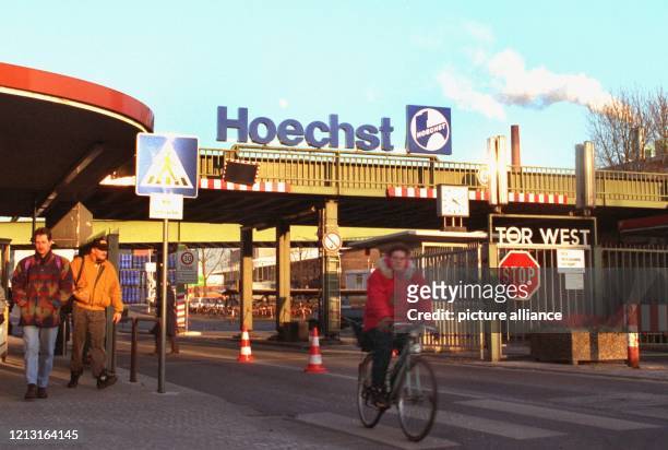 Mitarbeiter passieren am 1.2.1996 das Westtor des Stammwerkes der Hoechst AG in Frankfurt-Höchst. \fs12\D\fs16\ie Fusion zwischen der Frankfurter...