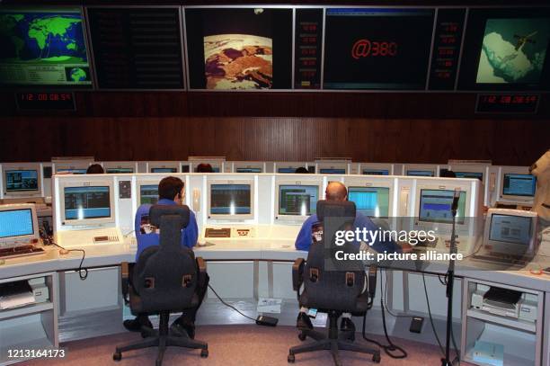 Blick in den Kontrollraum im Europäischen Operationszentrum für Weltraumforschung in Darmstadt, aufgenommen am 22.4.1999.