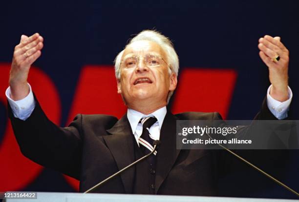 Der CSU-Vorsitzende und bayerische Ministerpräsident Edmund Stoiber am 27.4.1999 während seiner Rede vor dem CDU-Bundesparteitag in Erfurt. Stoiber...