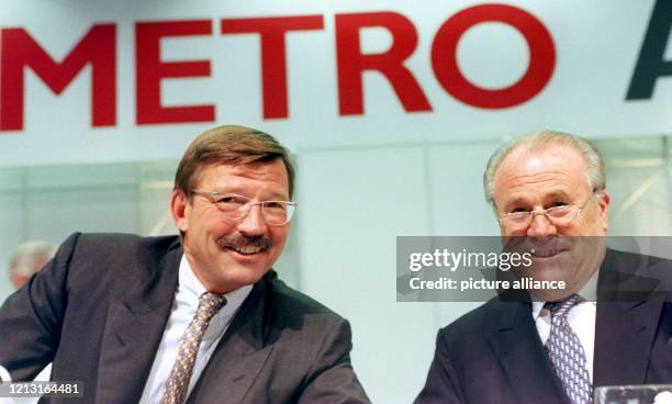 Hans-Joachim Körber , Sprecher des Vorstandes der Metro AG, und der Aufsichtsratsvorsitzende Erwin Conradi warten am 6.7.1999 Köln auf den Beginn der...