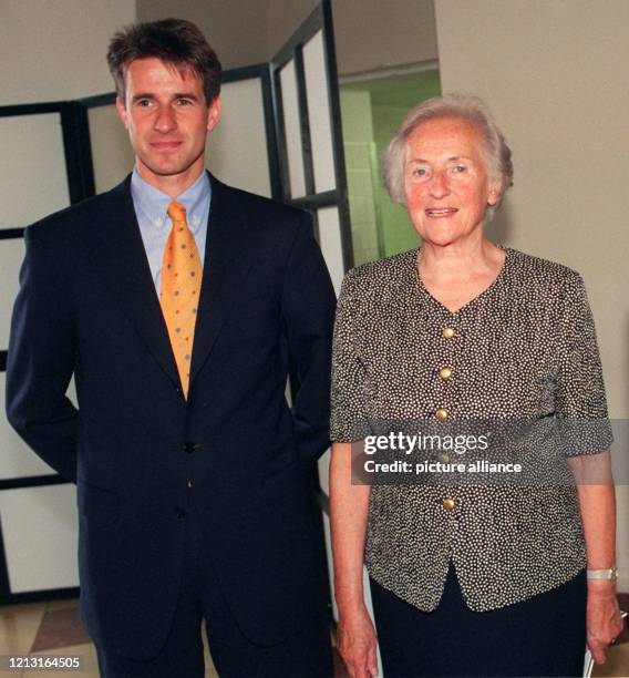 Die Großaktionärin der Bayerischen Motoren Werke , Johanna Quandt, mit ihrem Sohn Stefan, aufgenommen am 6.7.1999 in München.