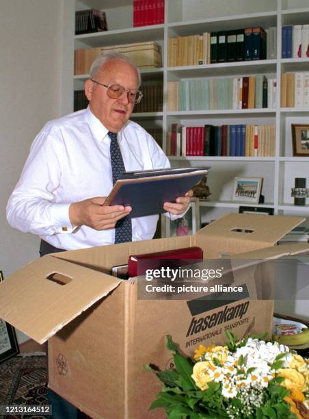 Alt-Bundespräsident Roman Herzog packt am 5.7.1999 in seinem neuen Büro in der Münchner Innenstadt seine Fotoalben aus einem Umzugskarton. Der...