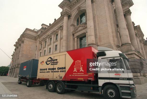 In den nächsten Wochen und Monaten sicher ein alltäglicher Anblick: Ein Lastwagen mit Umzugsgut aus dem Bonner Bundestag steht vor dem Berliner...