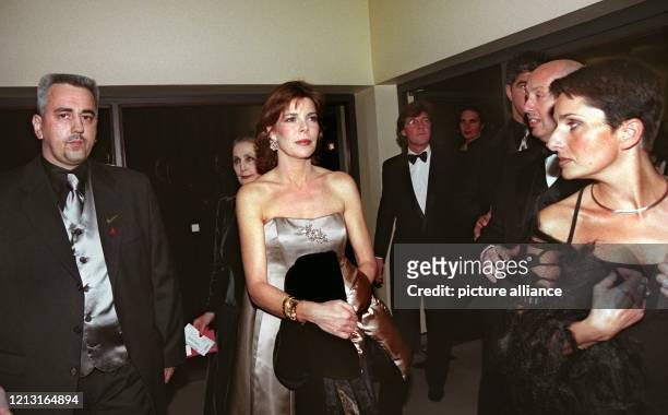 Im Mittelpunkt des Interesses: Prinzessin Caroline von Monaco am bei der 5. Aids-Benefiz-Gala in Berlin. Im Hintergrund rechts ihr Freund Prinz Ernst...