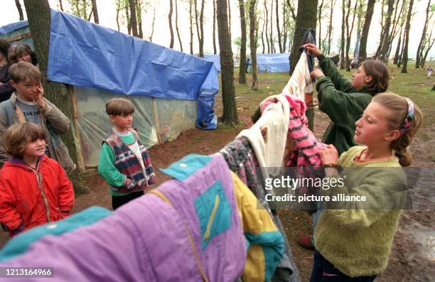 Alltag im albanischen Flüchtlingslager Kukes: Die 11jährige Vlora von der achtköpfigen Familie Lubovci aus dem Kosovo-Dorf Grejqefc hängt mit ihrer...