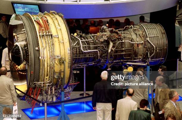 Über Flugzeugtechnik können sich die Besucher der Hannover-Messe am 22.4.1999 informieren: Auf dem Stand der Preussag AG wird ein Flugzeugtriebwerk...