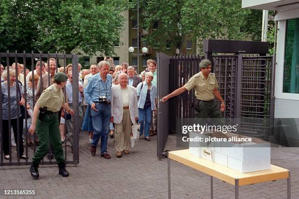 Kurz nach Öffnung der Tore drängen die Besucher am 2.7.1999 ins Bonner Kanzleramt, um das Arbeitszimmer von Bundeskanzler Schröder zu besichtigen....