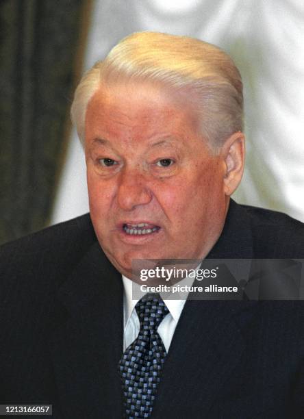 Der russische Präsident Boris Jelzin während eines Gespräche mit der deutschen Delegation unter Führung von Bundeskanzler Gerhard Schröder am im...