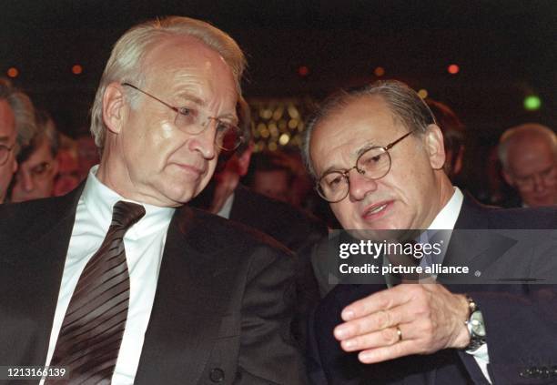 Bayerns Ministerpräsident Edmund Stoiber und der Präsident des Verbandes Deutscher Zeitschriftenverleger Hubert Burda unterhalten sich auf der...