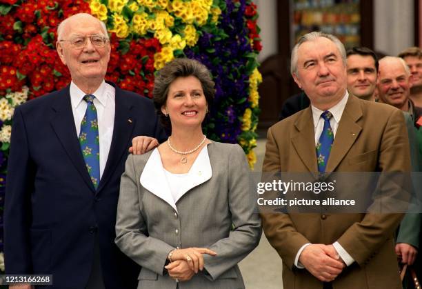 Graf Lennart Bernadotte, seine Ehefrau, Gräfin Sonja, und der Verwalter der Insel Mainau, Volkmar Leutenegger , aufgenommen am 20.4.1999 auf der...