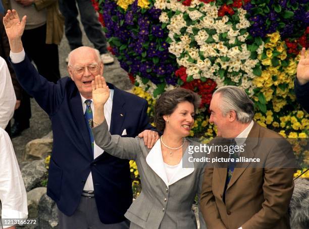 Graf Lennart Bernadotte, seine Ehefrau, Gräfin Sonja, und der Verwalter der Insel Mainau, Volkmar Leutenegger , aufgenommen am 20.4.1999 auf der...