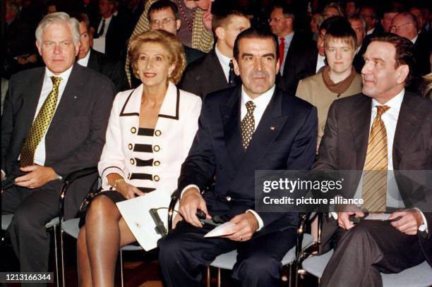 Bei der Eröffnungsfeier der Hannover-Messe sitzen am 18.4.1999 Niedersachsens Ministerpräsident Gerhard Glogowski, Chiles Staatspräsident Eduardo...