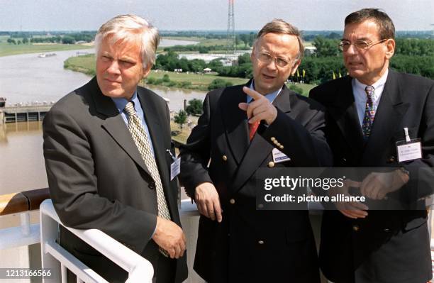 Der Chef der Papenburger Meyer-Werft, Bernard Meyer , bespricht am 26.6.1999 mit dem niedersächsischen Ministerpräsidenten Gerhard Glogowski und dem...