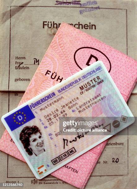 Blick auf drei Generationen Führerscheine, aufgenommen am : Obenauf liegt der neue Euroführerschein, der ab 1. Januar 1999 gültig ist. Darunter die...